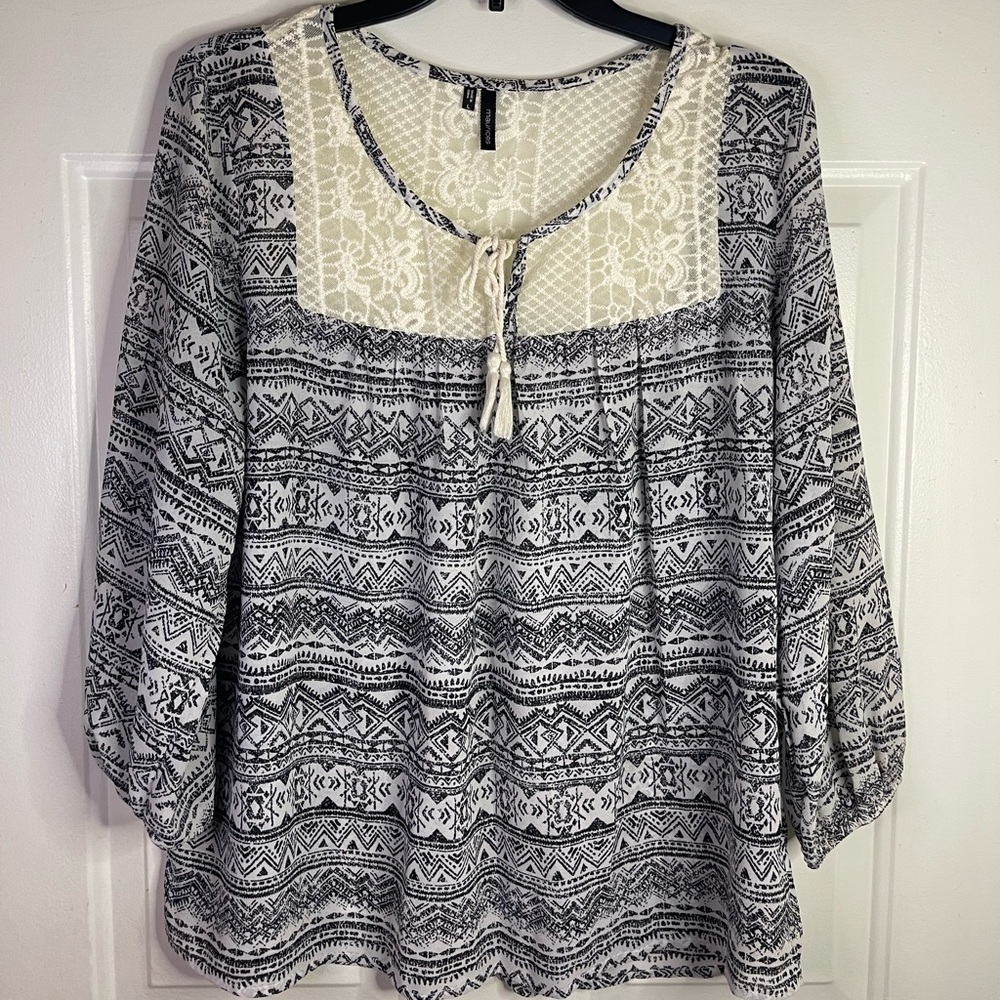 Maurice pattern blouse with little lace. In black and white. - Picture 1 of 6
